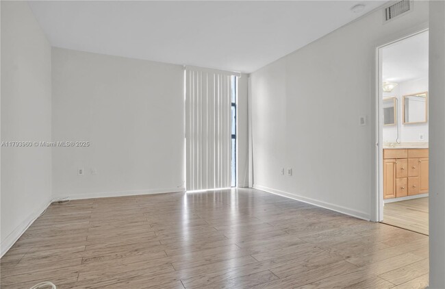 Building Photo - 3701 N Country Club Dr