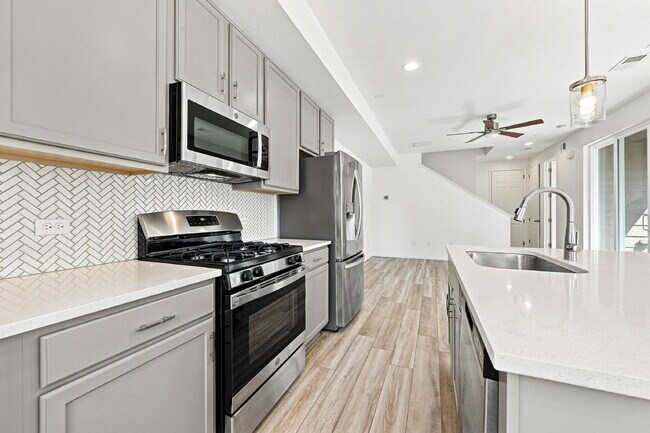 Building Photo - $2,495.95 - 3 Bed, 2.5 Bath Townhome in Aurora with Central AC and In Unit Laundry!