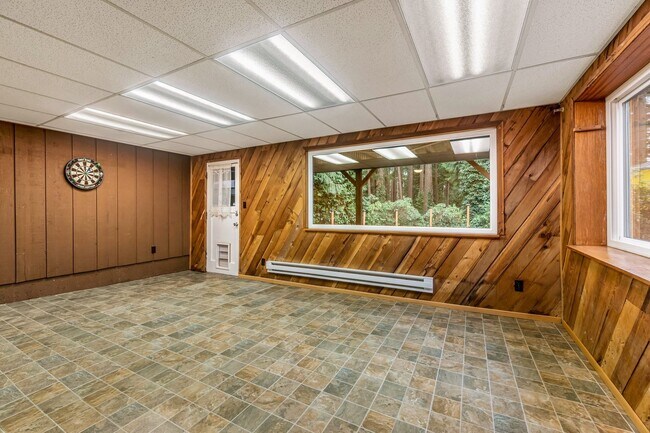 Building Photo - 6 Bedroom Home minutes from Saltwater Park...