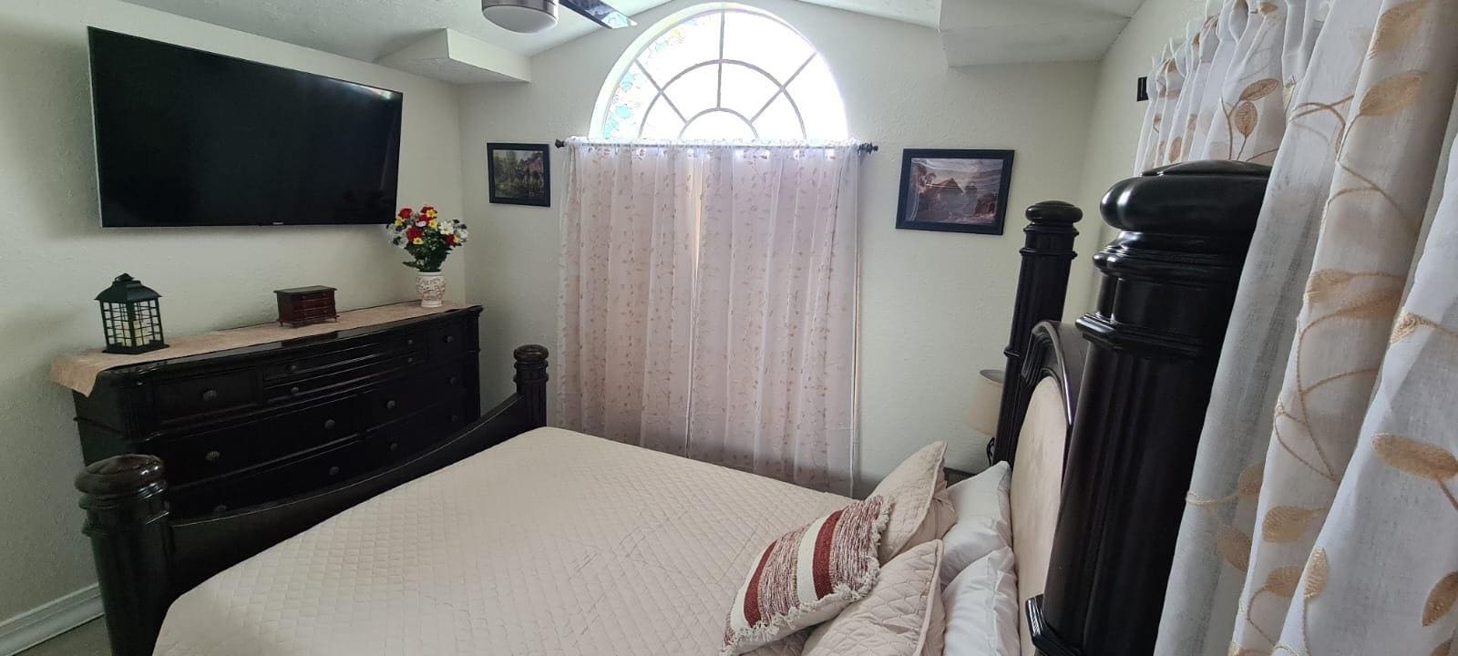 Memory Foam Queen Bed - 2415 Berkshire Ct
