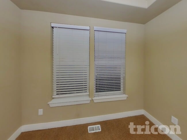 Building Photo - 4422 Logan Dr NE