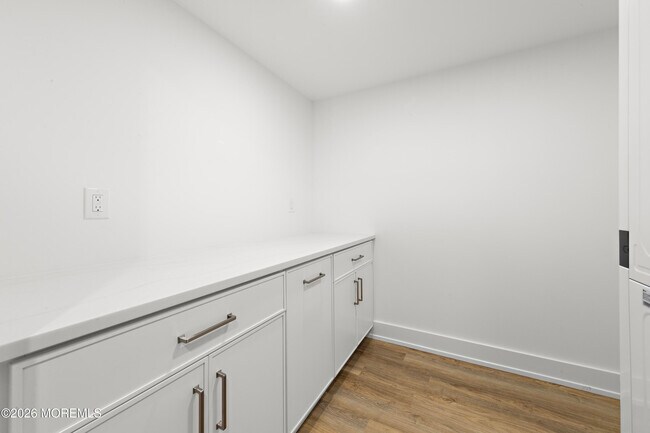 Building Photo - 427 Hoyt St