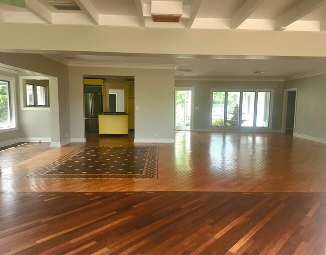 Building Photo - 814 N Golfview Rd