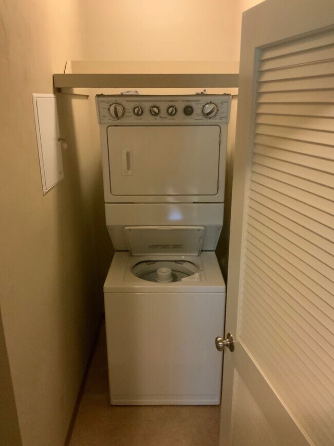 Building Photo - Move In Special!!  Close to Campus on 14th...