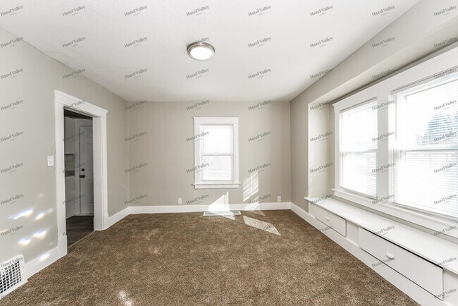 Building Photo - 908 W 20th St