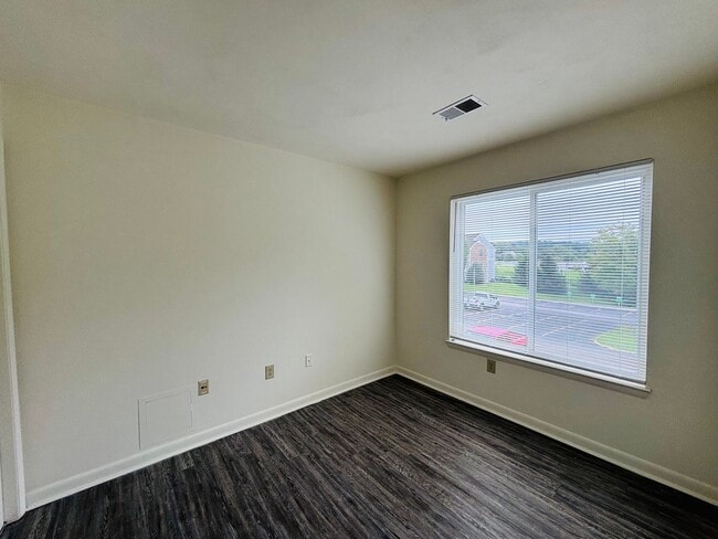 Building Photo - 1203 University Terrace
