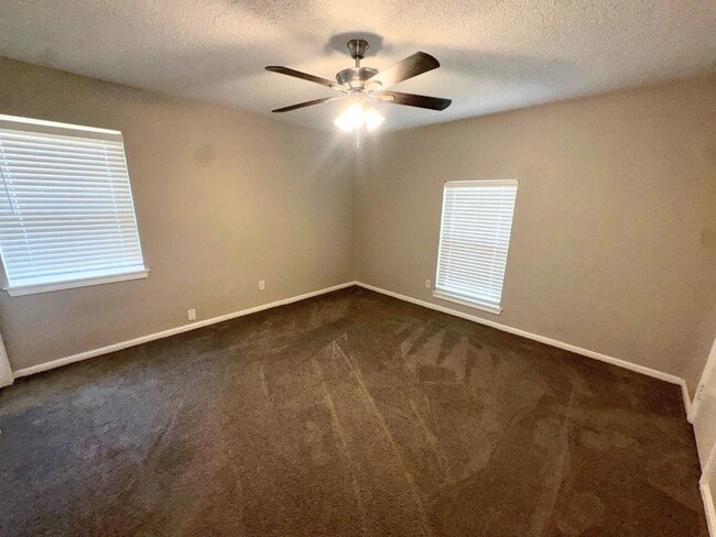 Building Photo - 723 Cherry Valley Dr