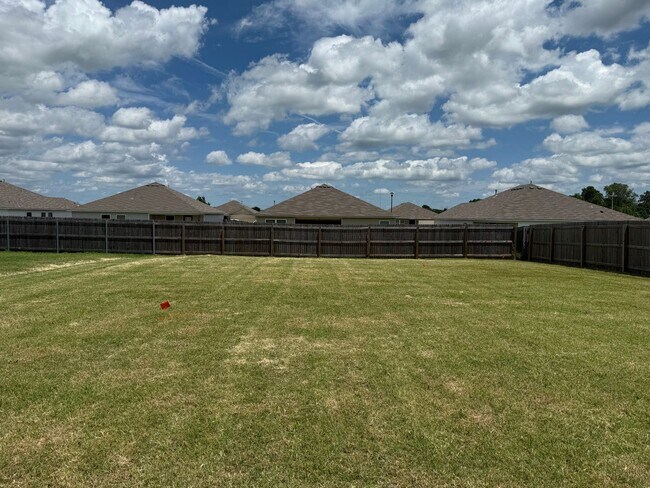 Building Photo - Charming 4 bedroom, 2 bath house located B...