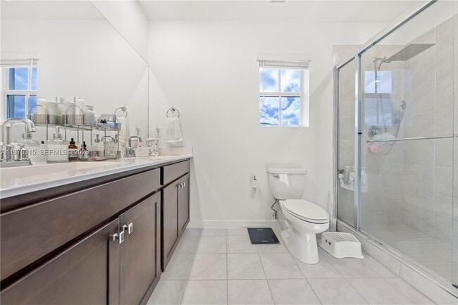 Building Photo - 818 SE 17th St