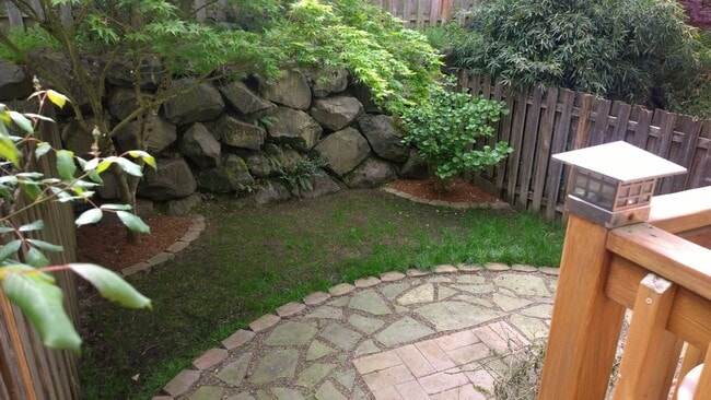 Building Photo - Beautiful Murrayhill Townhome with Dual Primary Suites & Private Backyard!