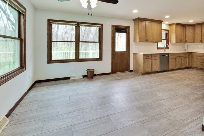 Building Photo - 1870 Sand Ridge Ct