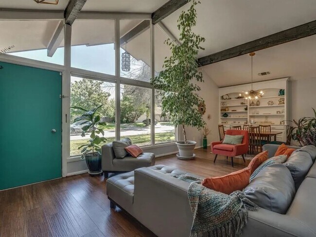 Building Photo - Spectacular Home in Holiday Heights Add!  Come see Me!! I can be yours!!