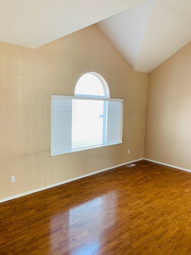 Building Photo - Large Yard - 3 Bed - 2 Bath - Pet Friendly