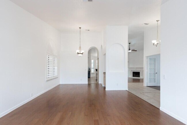 Building Photo - 3350 S Oleander Dr