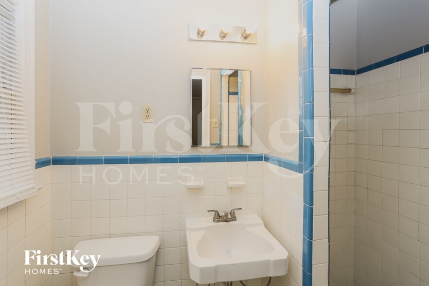 Building Photo - 3900 Hermitage Dr