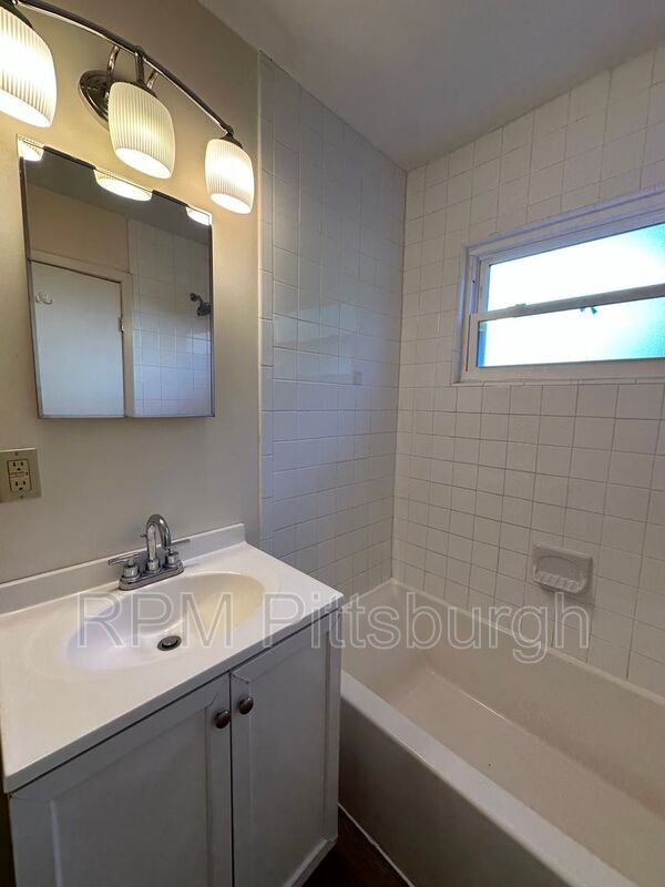 Building Photo - 826 Walbridge St