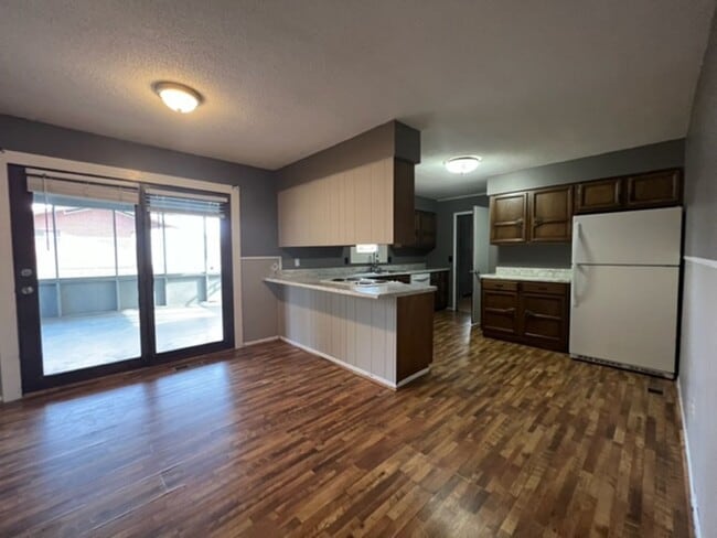 Building Photo - Quiet Living but Only a Mile from downtown...