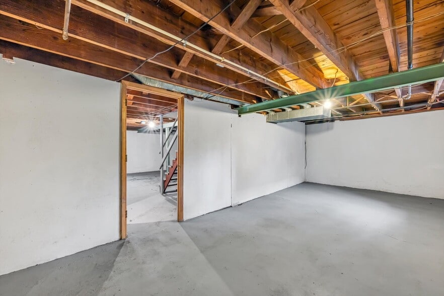 Building Photo - 7120 Roslyn Dr