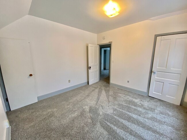 Building Photo - 4 Bedroom near Downtown Fargo!