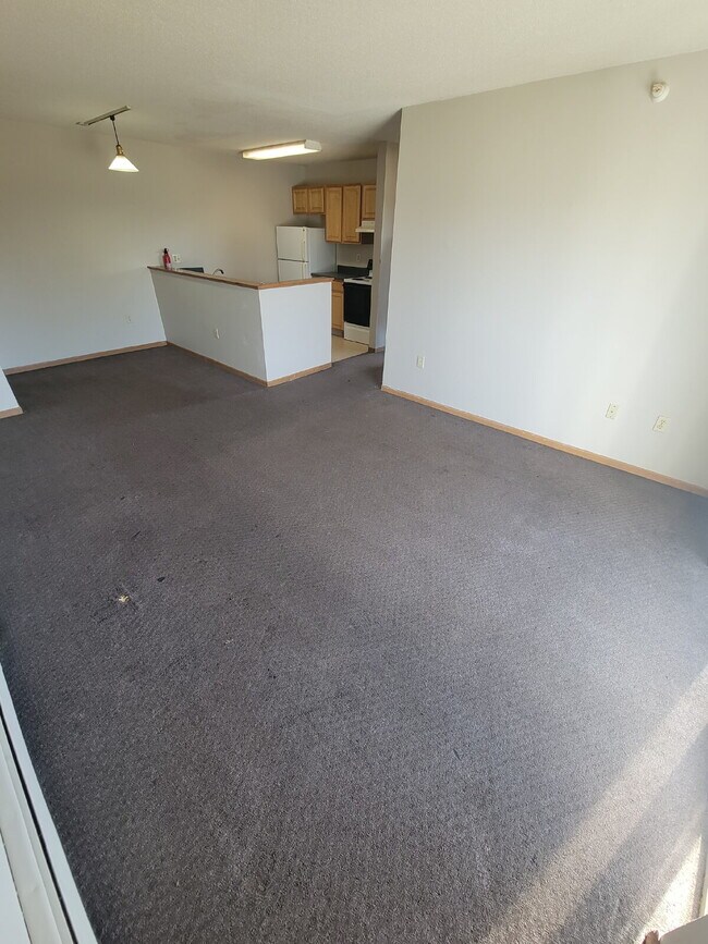 Building Photo - 2 Bedroom | 1 Bathroom 2nd Floor Unit in O...