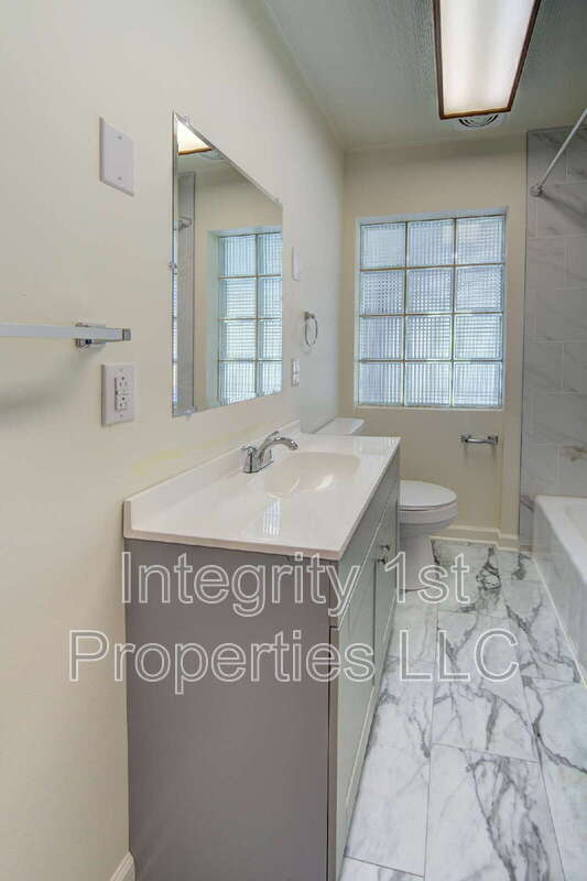 Building Photo - 4226 NE Antioch Rd