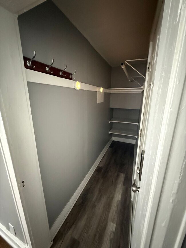 Building Photo - Knaack - 3720