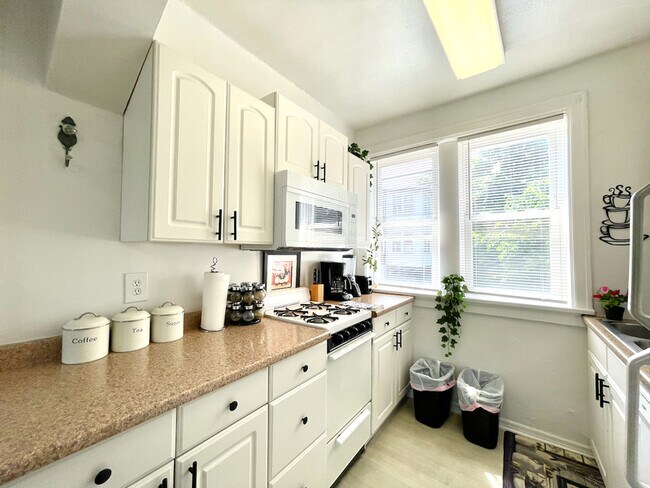 Building Photo - 6651 Berthold Ave