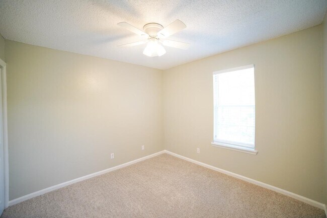 Building Photo - 1100 Greentree Ct