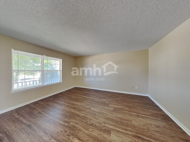 Building Photo - 143 E Pine Ridge Dr