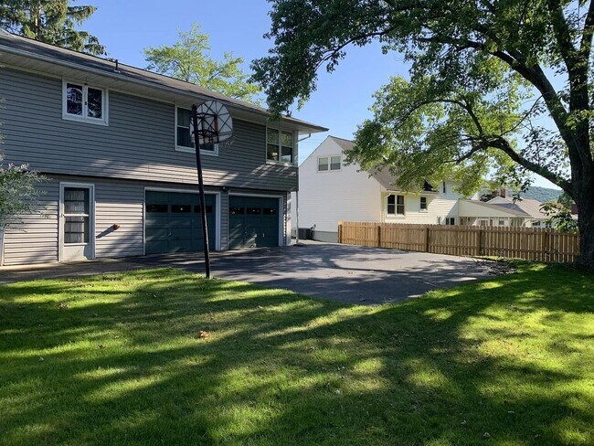 Building Photo - 3137 Belmont Ave