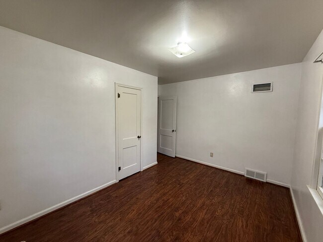 Building Photo - Two bedroom, One bathroom, Pet Friendly Ho...