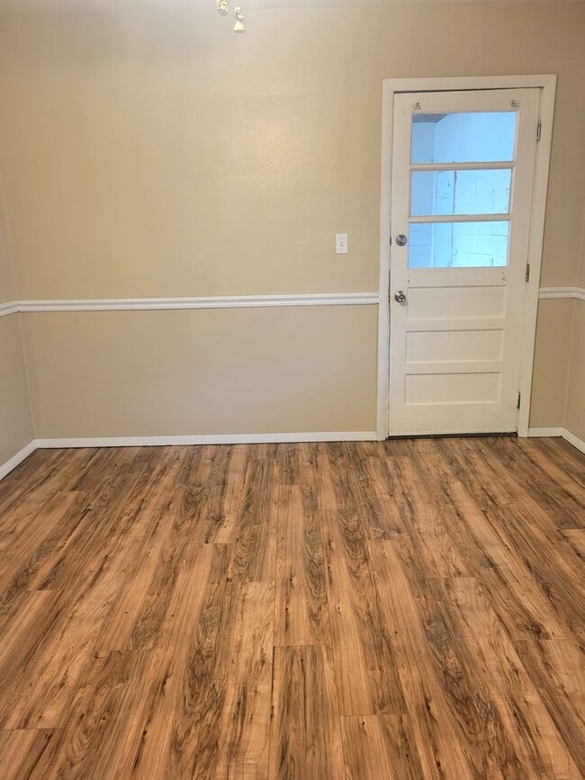 Building Photo - Updated Throughout and Move in ready!!!
