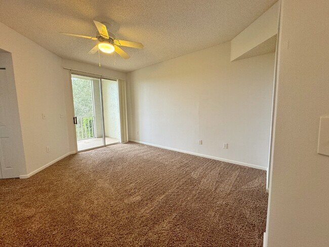 Building Photo - Las Palmas, one-bedroom first floor condo with garage!