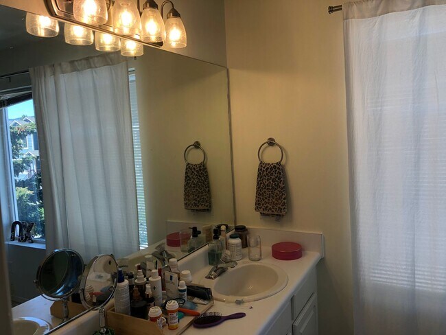 Building Photo - 4 Bedroom Townhome in Hawks Ridge
