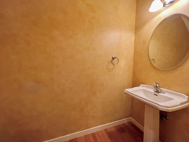 Building Photo - LOVELY GRESHAM TOWNHOME, GREAT LOCATION!