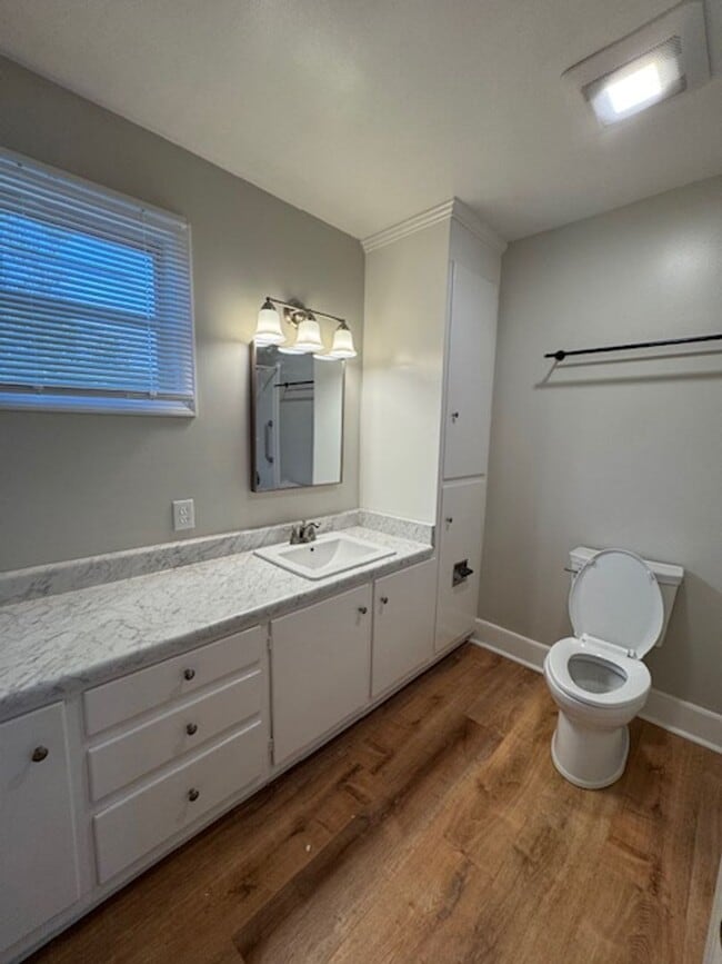 Building Photo - 2 Bedroom, 1 Bath duplex (right side unit) close to downtown Greenville with hardwood floors, a l...