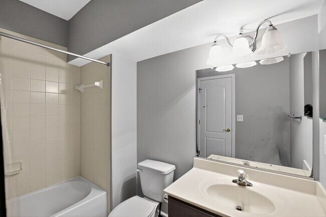 Building Photo - 2983 Devonfield Ave