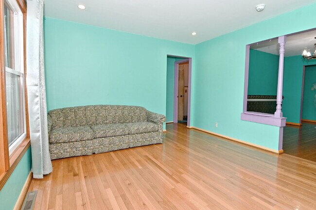 Building Photo - Charming 3-Bedroom Retreat with 2 Full Baths on South Meridian Street – 1516 Sq Ft of Comfort in ...