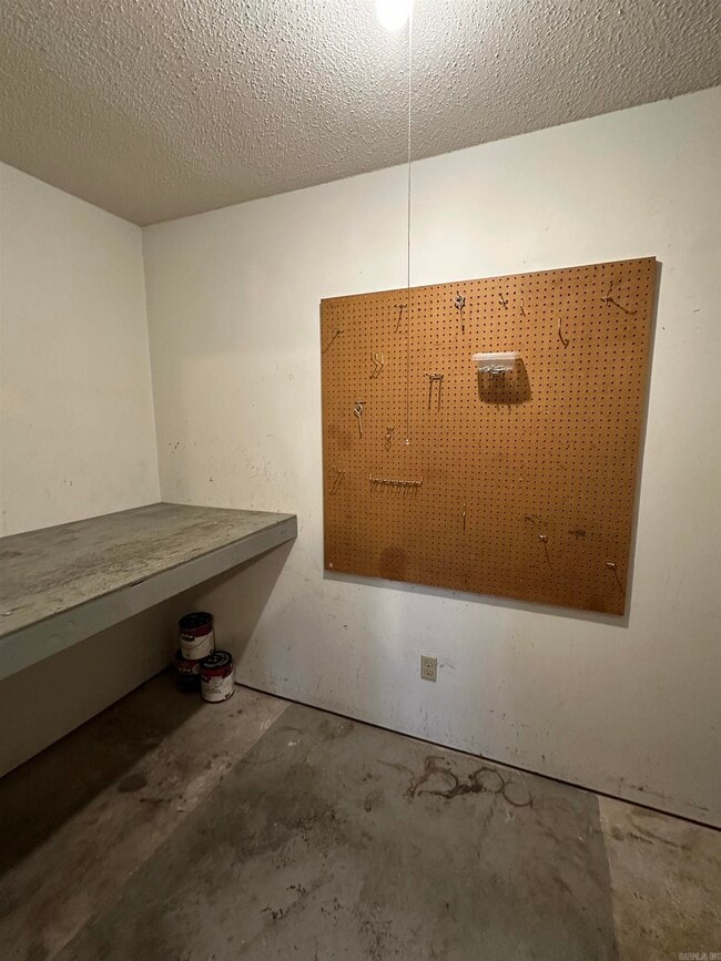 Building Photo - 9 Oak Forest Dr