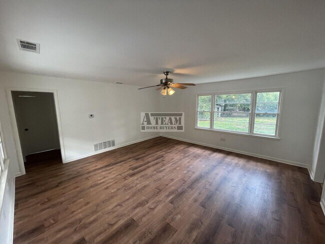 Building Photo - Newly updated 3 Bedroom 2 Bath located in ...