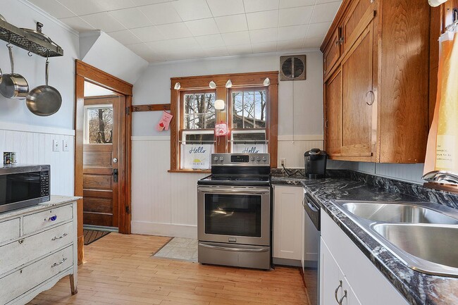 Building Photo - 705 N 5th Ave