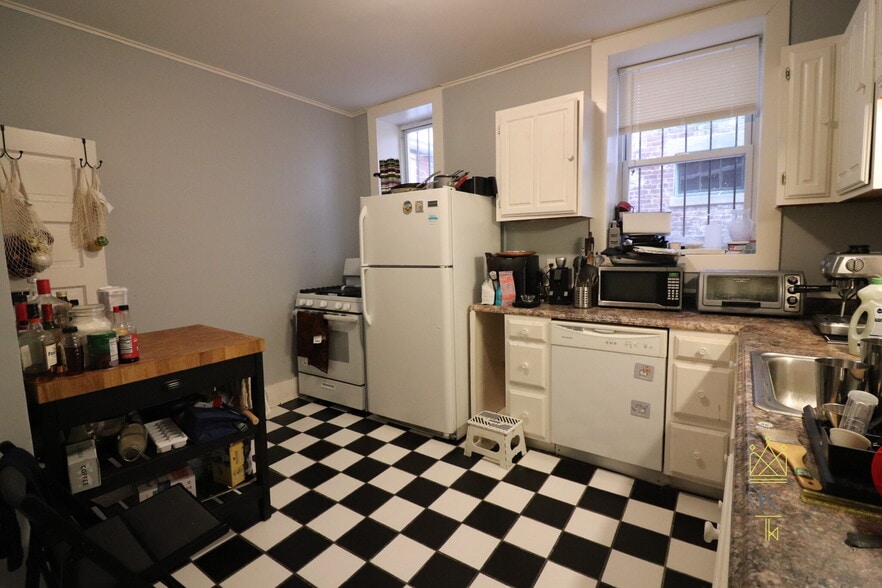 Building Photo - 136 Pleasant St