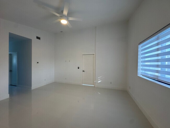 Building Photo - 1882 Coral Point Dr