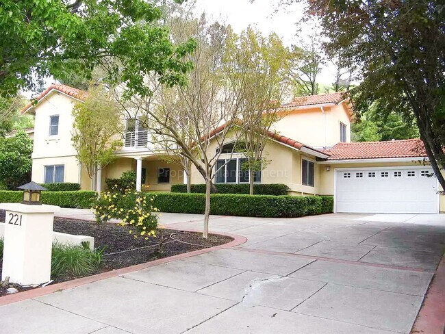 Building Photo - Luxurious 4 bed / 3.5 bath / 3,276 sqft Ho...