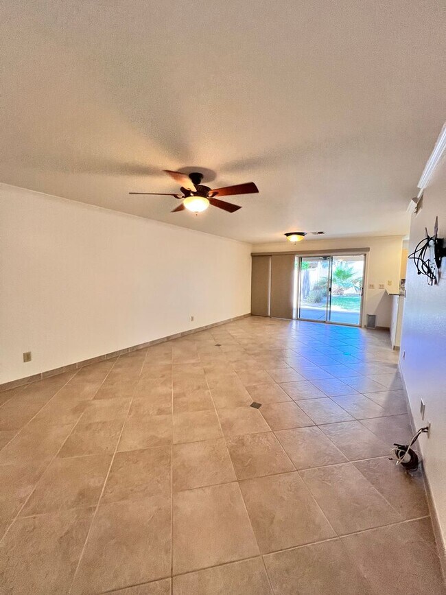 Building Photo - Ahwatukee Charmer!