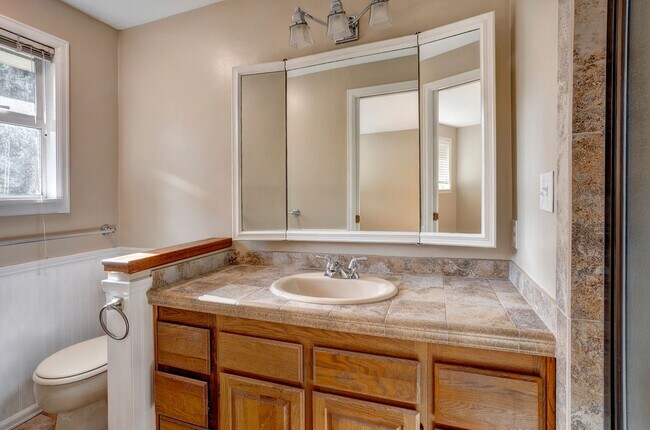 Building Photo - 5bd/2.75ba Shoreline House