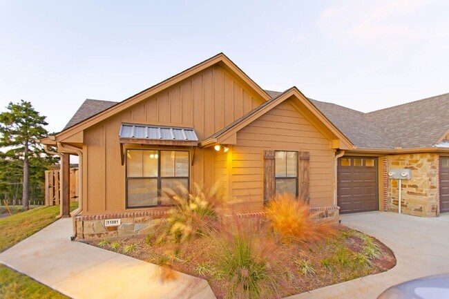 Primary Photo - Available Now! 3 Bed 2 Bath Duplex in West...