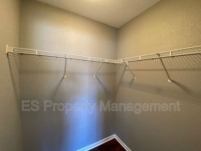 Building Photo - 4028 Dogwood Ln