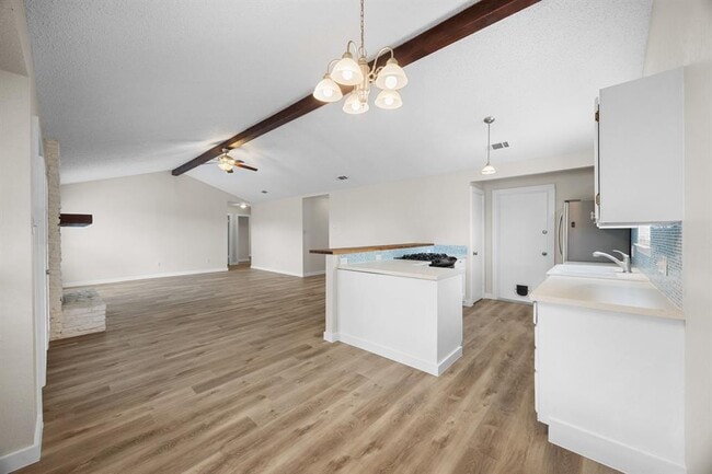 Building Photo - 402 Hillside Dr