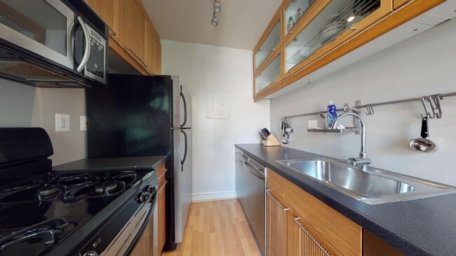 Building Photo - Large One Bedroom with Renovated Kitchen, Off Street Parking Included, Separate Office Space!